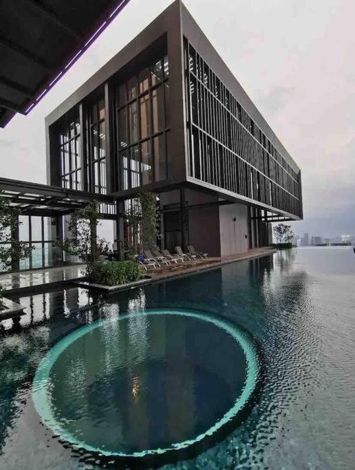 Infinity Pool/ Lucentia Bbcc, Near Lalaport, Pnb118, Klcc Apartment Куала Лумпур Екстериор снимка